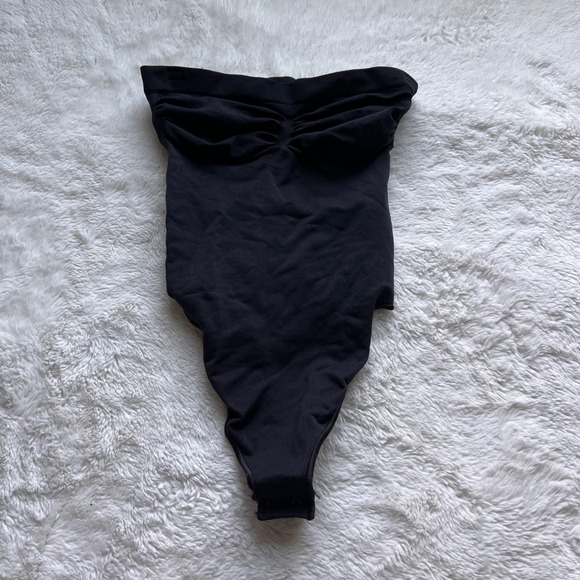 SKIMS Tops - SKIMS Onyx Black Strapless Ruched Thong Bodysuit Size M Medium Compression Tube